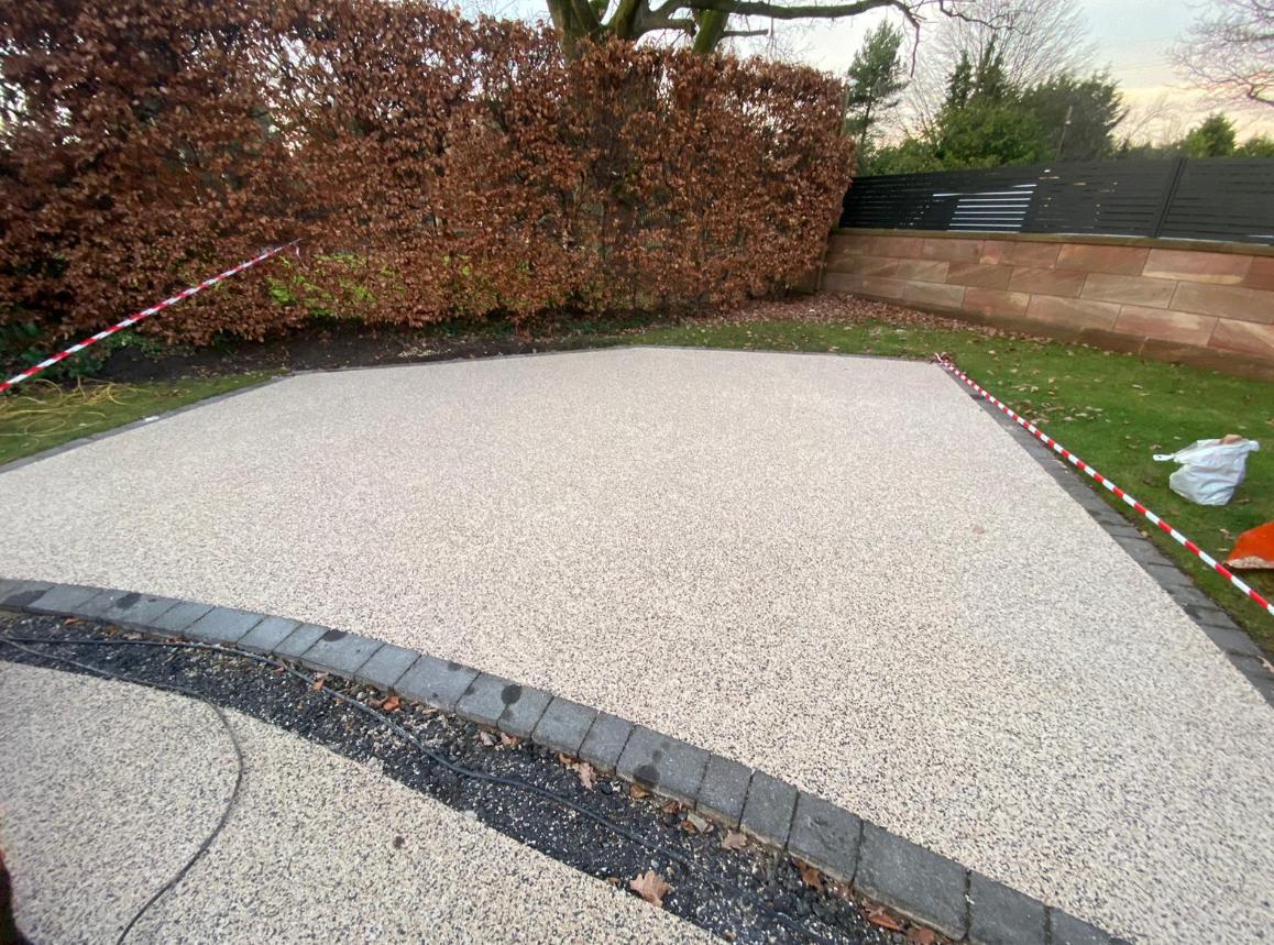 Resin driveway with contrasting border in Reading